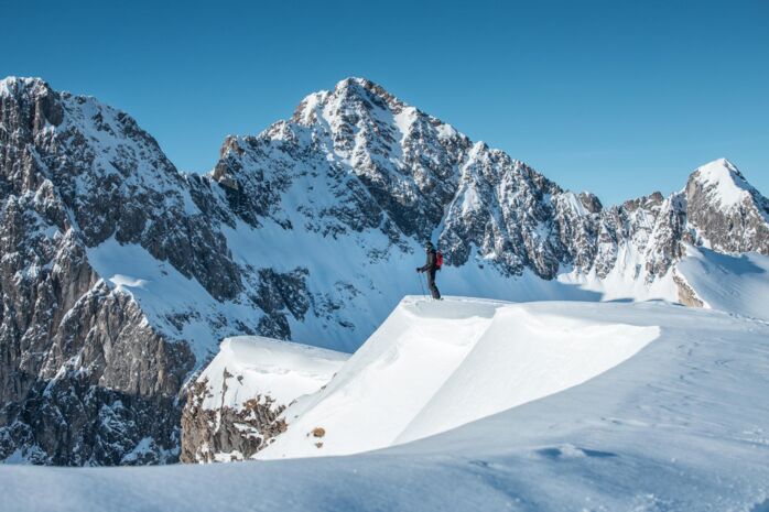 Skifahrer vor Bergkulisse