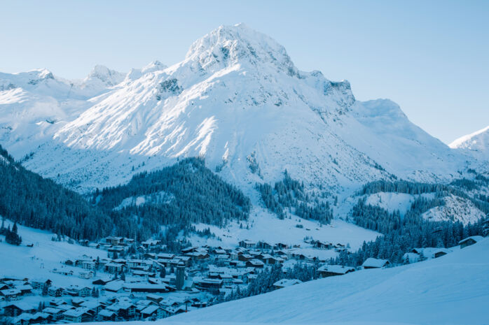 Blick auf das schneebedeckte Omeshorn bei traumhaften Wetter