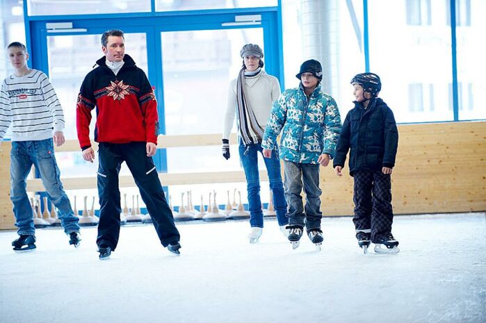 Eislaufen in der Eislaufhalle