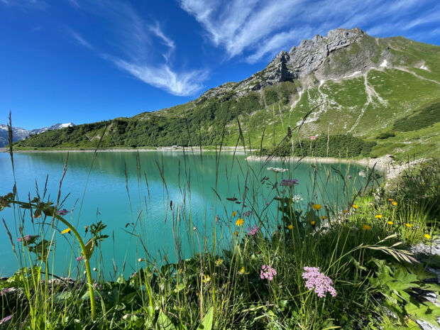 Spullersee blitzt im Sonnenlicht dahinter erhebt sich die Plattnitzer Jochspitze