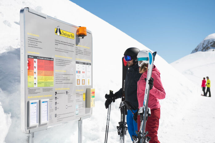 Im Skigebiet Ski Arlberg sorgen Info-Points, LVS-Suchfelder und Angebote wie das Check your Risk-Training für maximale Sicherheit