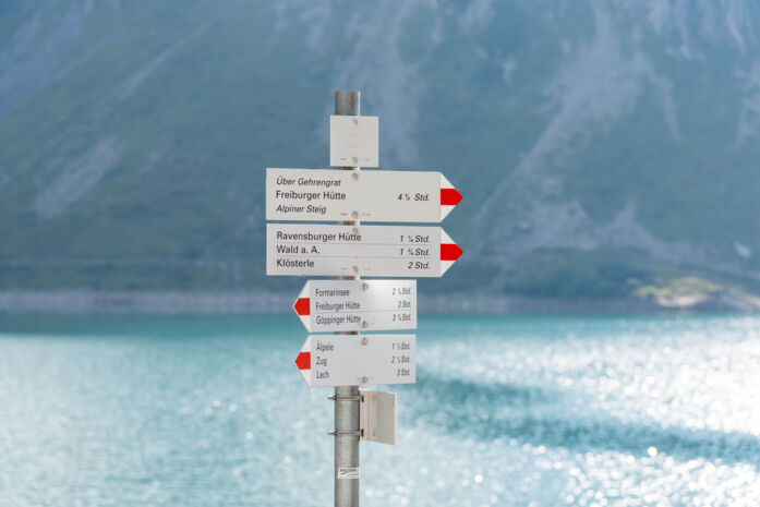 Wegweisschilder am Spullersee mit den weiterfuehrenden Wanderungen die zur Lechquellenrunde gehoeren