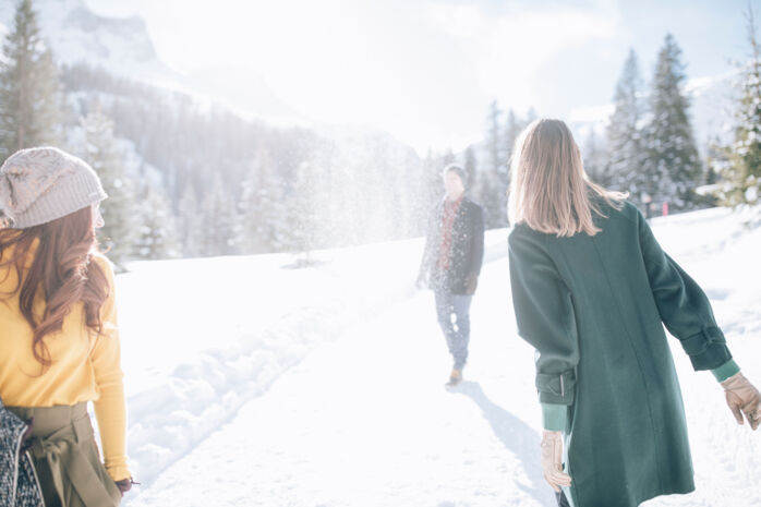 mehrere Freunde haben Spaß bei der Winterwanderung in der traumhaften Winterlandschaft von Lech Zürs