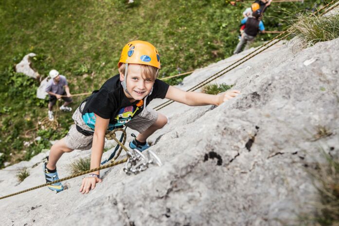 Kinder beim Klettern im Klettergarten am Ruefikopf