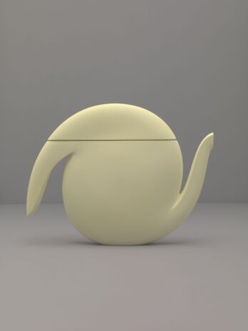 Pot_ 2015_137x46x160mm_Bone China_Production_Frans