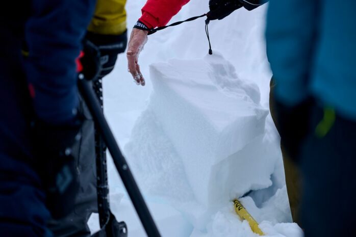das Schneedeckenprofil wird analysiert
