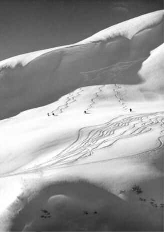 Tiefschneeabfahrt 1969 schwarz weiÃ