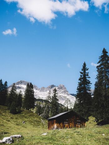 HÃ¼tte vor Bergkulisse