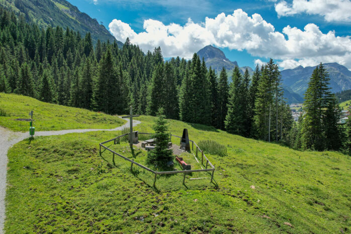 Grillplatz in Stubenbach mit blick auf das Omeshorn und Lech im Hintergrund