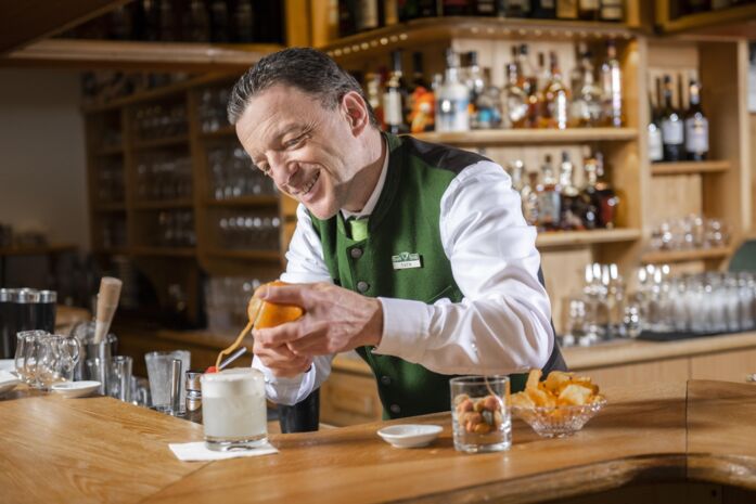 Ein Barkeeper bereitet einen Drink vor