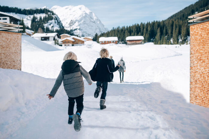 Kinder beim Winterwandern in Lech während des Familienurlaubs beim Flühenweg