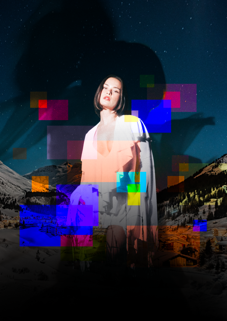Mathea in einem hellen, übergroßen Mantel vor einer nächtlichen Winterlandschaft mit Sternenhimmel, überlagert von bunten, pixelartigen Farbflächen.