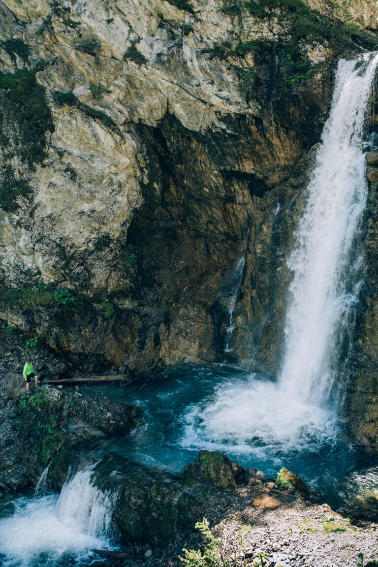 der Zuger Wasserfall plätschert in ein Zwischenbecken im Felsen