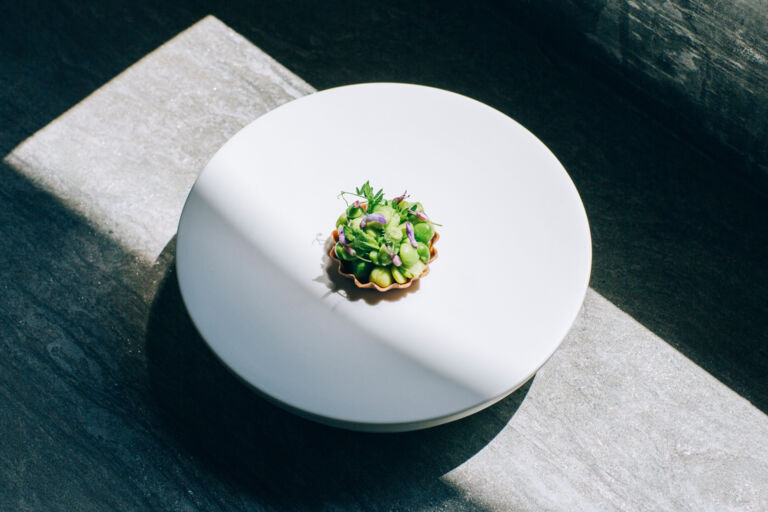 teller-mit-gourmetgericht-in-gourmetkueche-lech-zuers-im-gourmetdorf