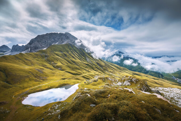 Rüfispitze mit Monzabonsee und Wolkenstimmung im Hintergrund