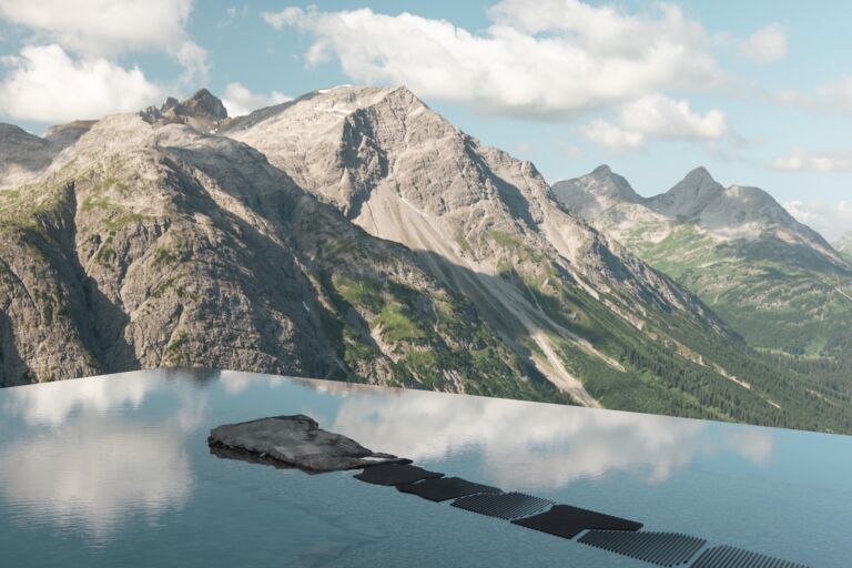 Frau auf Felsen in einem spiegelnden Bergsee vor schroffem Alpenpanorama.