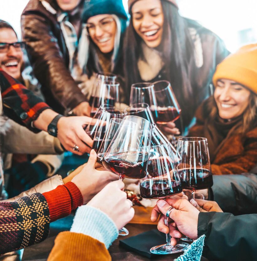 Freunde feiern zusammen Freunde feiern zusammen