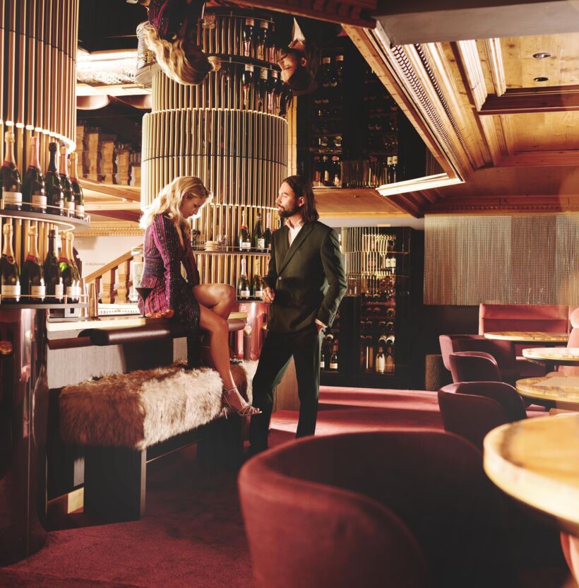 Zwei Personen trinken Champagner an der Bar Zwei Personen trinken Champagner an der Bar