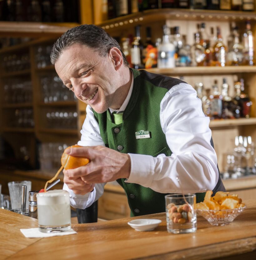 Ein Barkeeper bereitet einen Drink vor