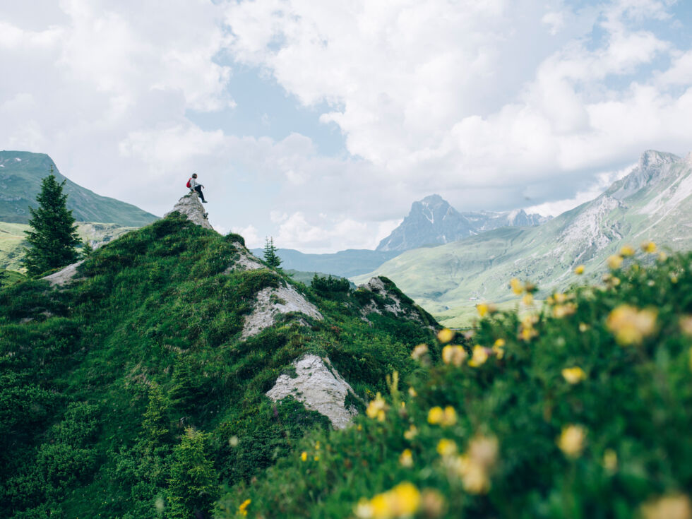 ein Wanderer genießt die Aussicht auf die Gipslöcher