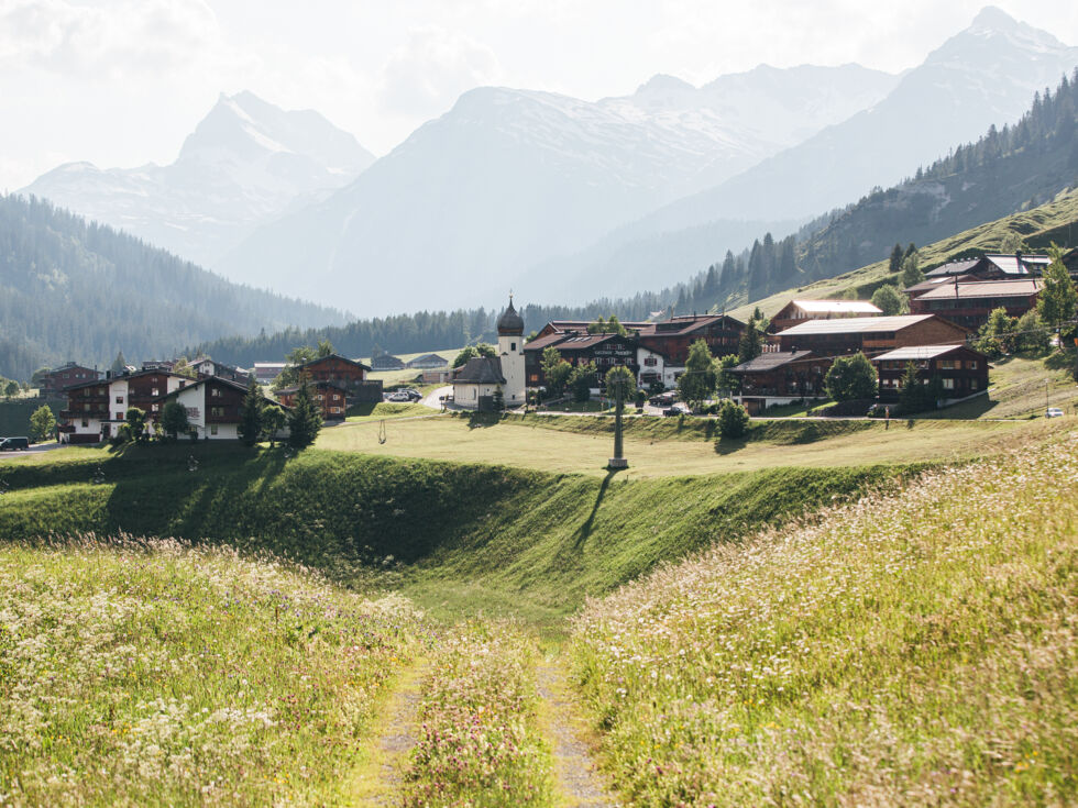 Blick auf den Ortsteil Zug im Herbst mit braungrünen Wiesen 
