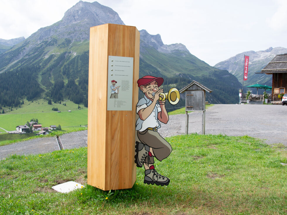 Start- und Zielpunkt des Arlenzauberweg; Informationstafel mit Rud-Alpe im Hintergrund